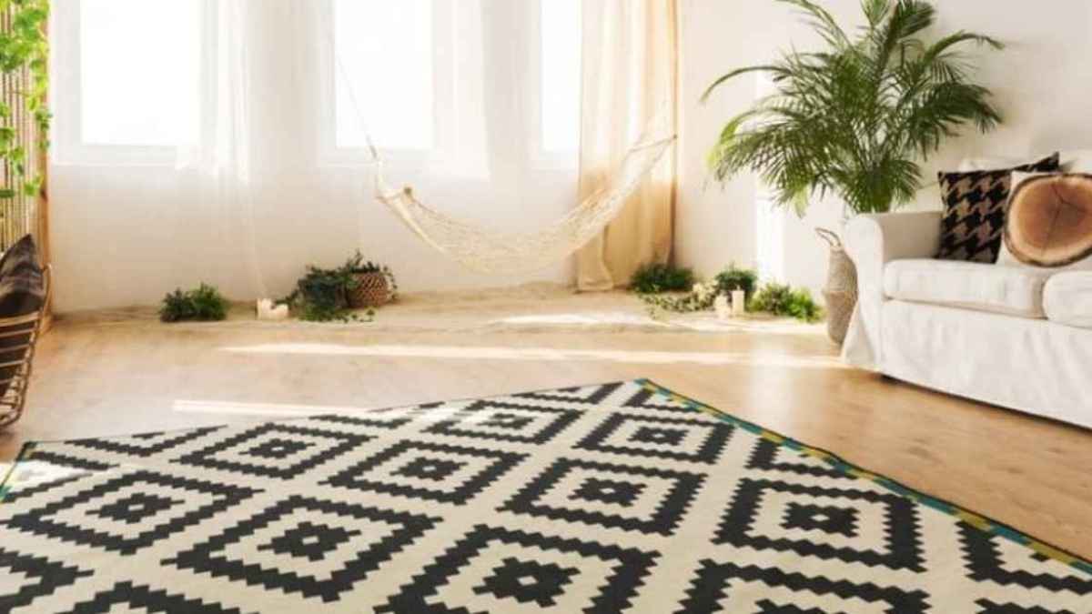 마감된 바닥재가 있는 거실