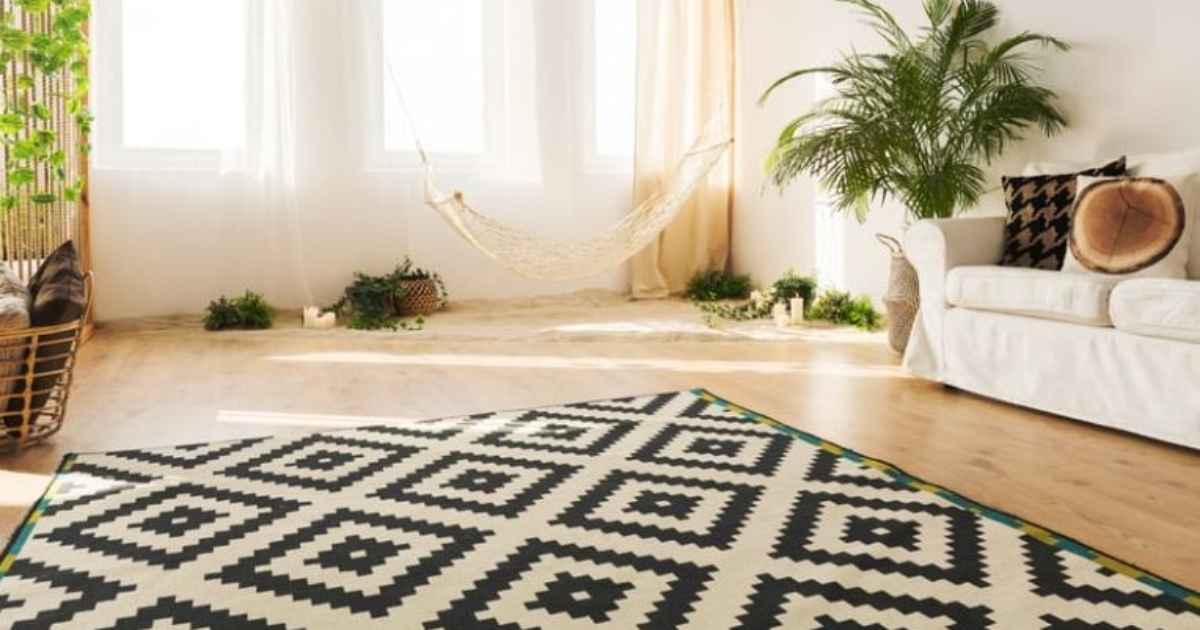 마루 바닥과 카펫 러그가 깔린 거실