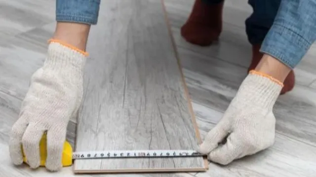 자재 커버리지를 계산하기 위해 바닥재 폭을 줄자로 재는 모습