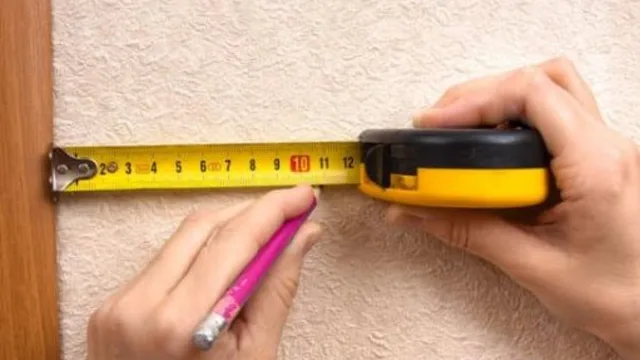 줄자와 연필로 길이를 재는 모습