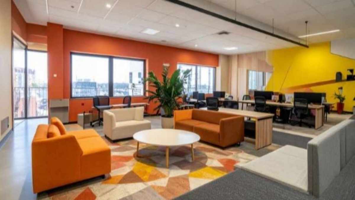 가구가 배치된 거실