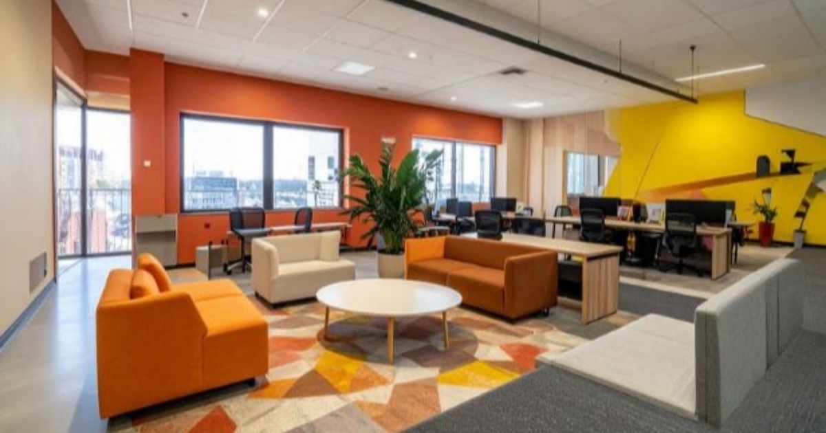 가구가 배치된 거실