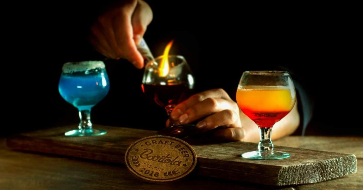 칵테일을 제조중인 사람