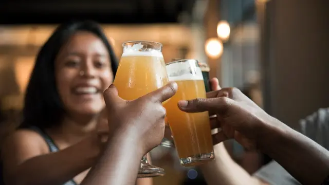 사람들이 맥주를 들고 건배하는 모습