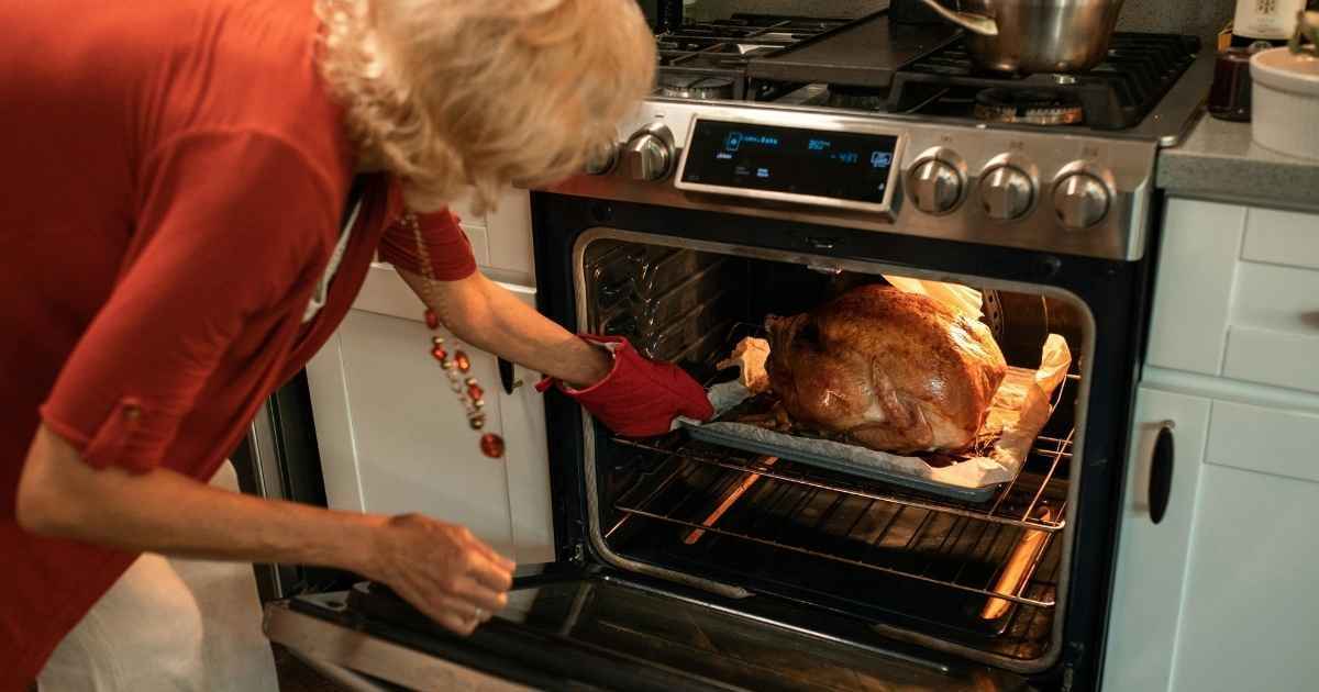 오븐에서 음식을 꺼내는 여자